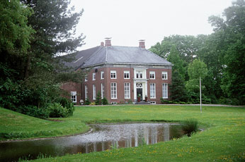 De boerderij van Edzo Hommo Huisman te Goldhoorn tussen Finsterwolde en Oostwold.